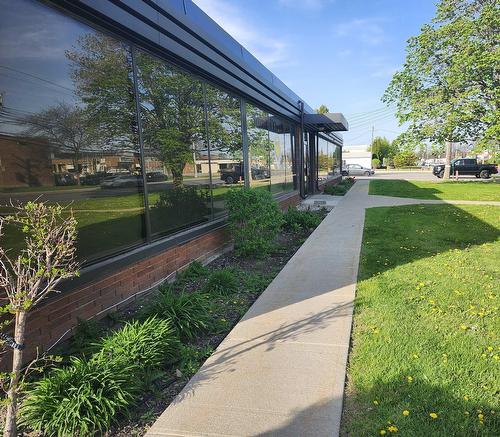 Frontage - 200-2225 Boul. Hymus, Dorval, QC - Outdoor