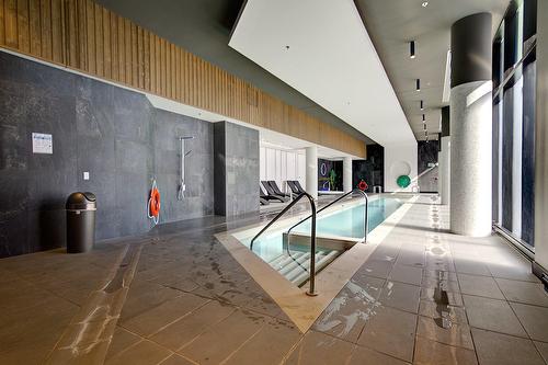 Piscine - 406-605 Rue De L'Escale, Brossard, QC - Indoor Photo Showing Other Room With In Ground Pool