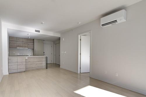 Salon - 406-605 Rue De L'Escale, Brossard, QC - Indoor