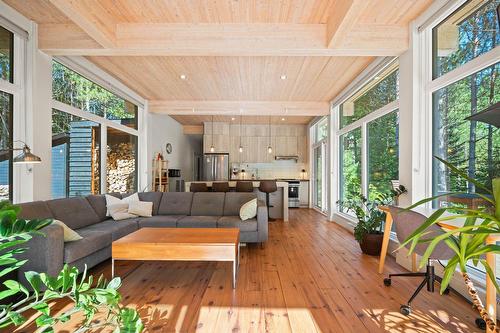 Salon - 42 Ch. Des Épicuriens, La Conception, QC - Indoor Photo Showing Living Room