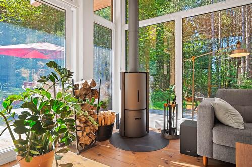 Salon - 42 Ch. Des Épicuriens, La Conception, QC - 