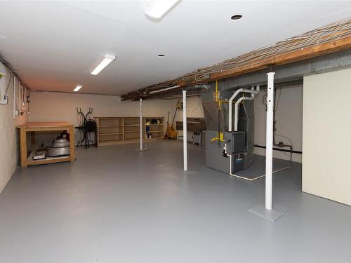 401 May Street N, Thunder Bay, ON - Indoor Photo Showing Garage