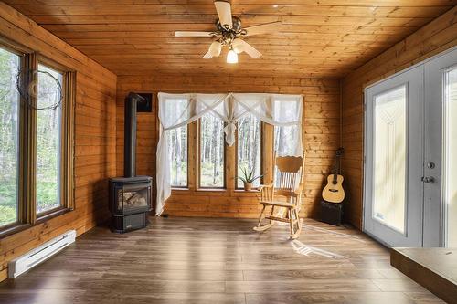 Véranda - 2043 Av. Pierre, Mascouche, QC - Indoor With Fireplace