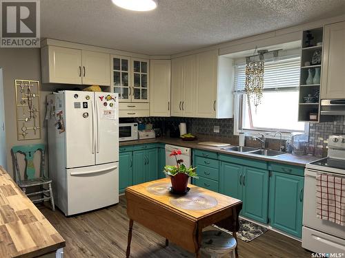 127 3Rd Avenue, Young, SK - Indoor Photo Showing Kitchen With Double Sink