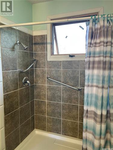 127 3Rd Avenue, Young, SK - Indoor Photo Showing Bathroom