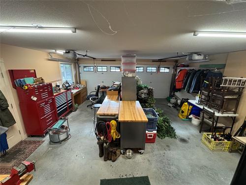 4147 4Th Street, Vernon, BC - Indoor Photo Showing Garage