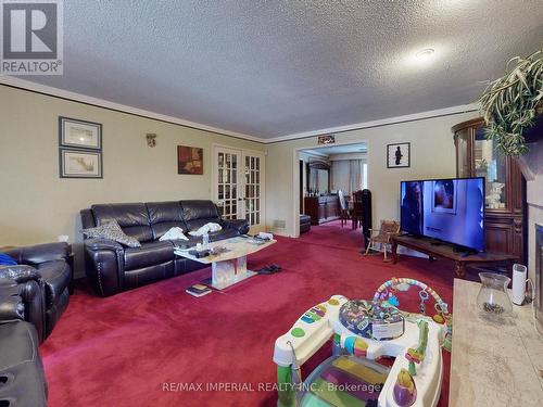 22 Ratcliff Road, Whitchurch-Stouffville, ON - Indoor Photo Showing Living Room