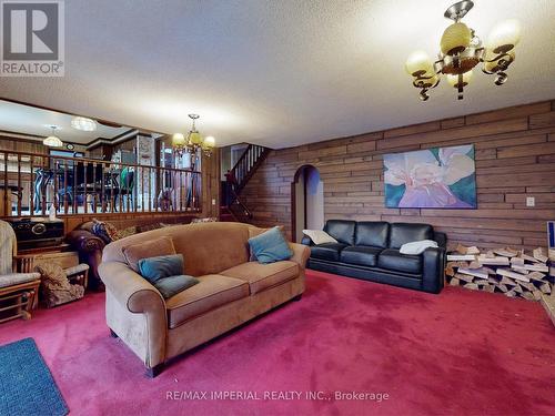22 Ratcliff Road, Whitchurch-Stouffville, ON - Indoor Photo Showing Living Room