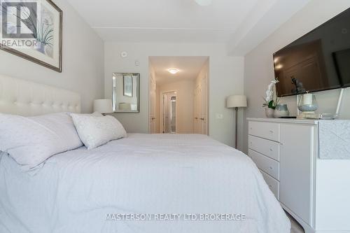 Master Bedroom - 203 - 4644 Pettit Avenue, Niagara Falls (Morrison), ON - Indoor Photo Showing Bedroom