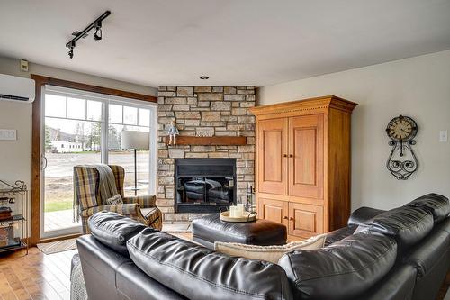 Living room - 219 Ch. Des Habitations-Des-Monts, Saint-Sauveur, QC - Indoor Photo Showing Living Room With Fireplace