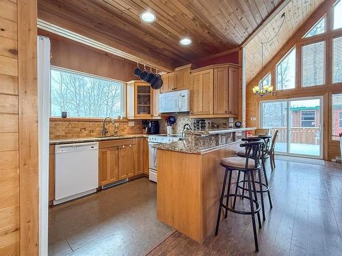 67 Hilltop Crescent, Onanole, MB - Indoor Photo Showing Kitchen