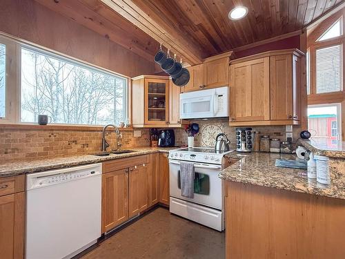 67 Hilltop Crescent, Onanole, MB - Indoor Photo Showing Kitchen