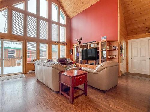 67 Hilltop Crescent, Onanole, MB - Indoor Photo Showing Living Room