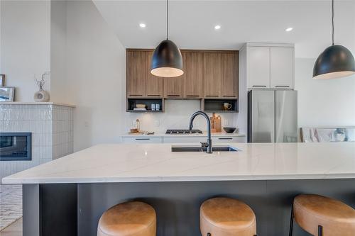 102-1100 Antler Drive, Penticton, BC - Indoor Photo Showing Kitchen With Upgraded Kitchen
