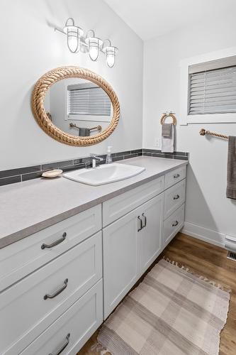 8-11727 3A Highway, Boswell, BC - Indoor Photo Showing Bathroom