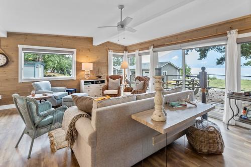 8-11727 3A Highway, Boswell, BC - Indoor Photo Showing Living Room