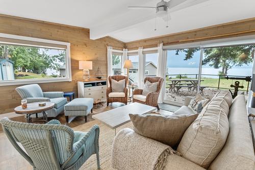 8-11727 3A Highway, Boswell, BC - Indoor Photo Showing Living Room