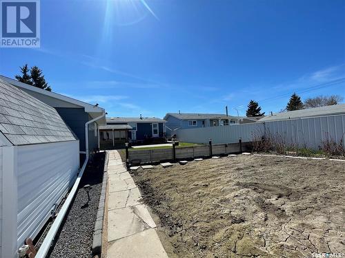 22 West Road, Kindersley, SK - Outdoor