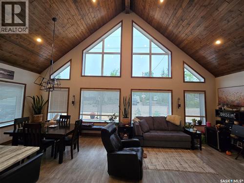 106 Lakeview Drive, Northern Admin District, SK - Indoor Photo Showing Living Room