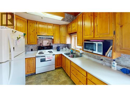 492 Yetta Road, Quesnel, BC - Indoor Photo Showing Kitchen With Double Sink