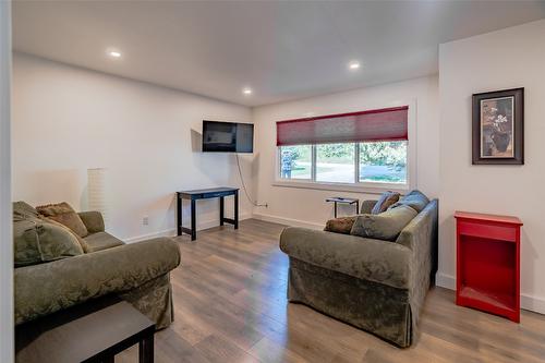 1810 First Street, Fruitvale, BC - Indoor Photo Showing Living Room