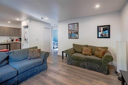 1810 First Street, Fruitvale, BC - Indoor Photo Showing Living Room