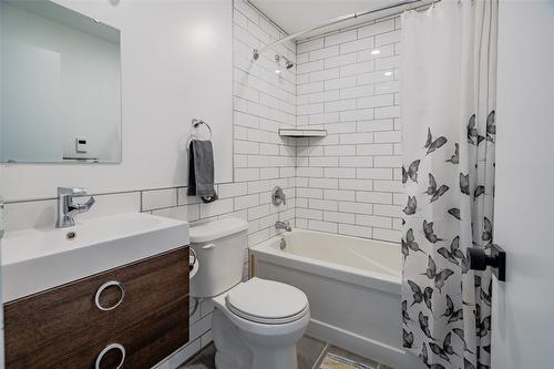 1810 First Street, Fruitvale, BC - Indoor Photo Showing Bathroom