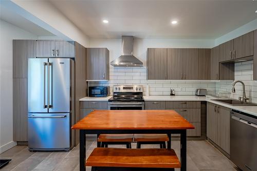 1810 First Street, Fruitvale, BC - Indoor Photo Showing Kitchen With Stainless Steel Kitchen