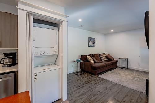 1810 First Street, Fruitvale, BC - Indoor Photo Showing Laundry Room