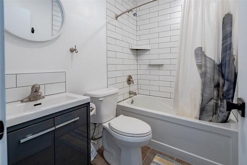 1810 First Street, Fruitvale, BC - Indoor Photo Showing Bathroom