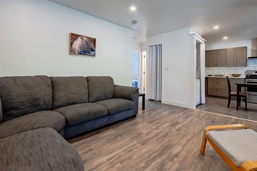 1810 First Street, Fruitvale, BC - Indoor Photo Showing Living Room