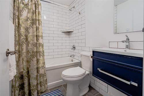 1810 First Street, Fruitvale, BC - Indoor Photo Showing Bathroom