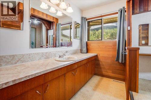 275 2Nd Avenue, Rivervale, BC - Indoor Photo Showing Bathroom