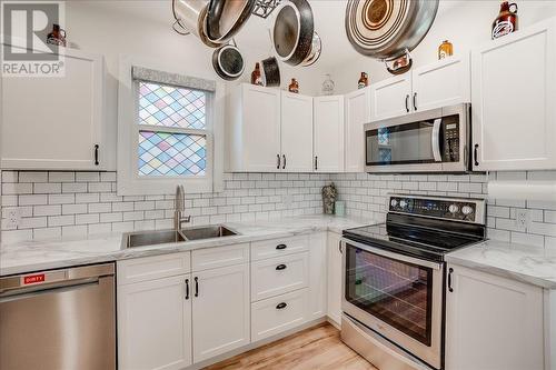1667 Cedar Avenue, Trail, BC - Indoor Photo Showing Kitchen With Double Sink