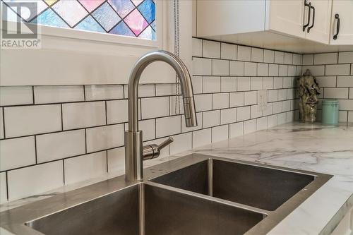 1667 Cedar Avenue, Trail, BC - Indoor Photo Showing Kitchen