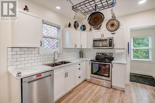 1667 Cedar Avenue, Trail, BC - Indoor Photo Showing Kitchen With Stainless Steel Kitchen With Double Sink With Upgraded Kitchen