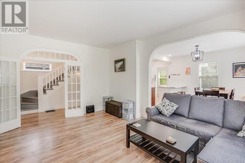 1667 Cedar Avenue, Trail, BC - Indoor Photo Showing Living Room