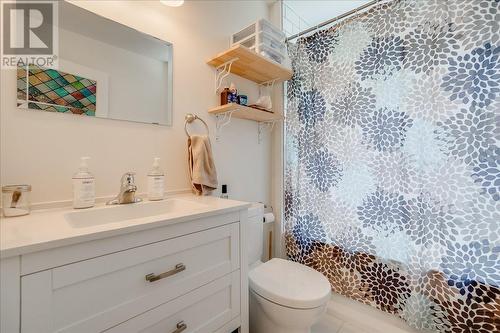1667 Cedar Avenue, Trail, BC - Indoor Photo Showing Bathroom