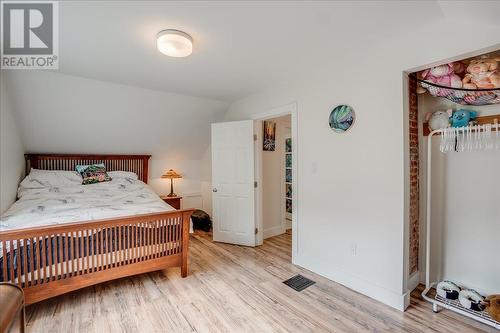 1667 Cedar Avenue, Trail, BC - Indoor Photo Showing Bedroom