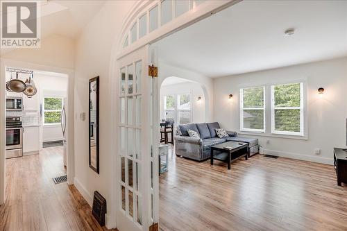 1667 Cedar Avenue, Trail, BC - Indoor Photo Showing Living Room