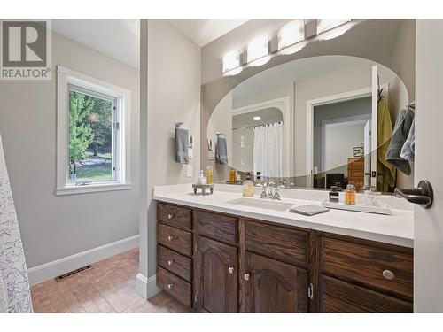 9520 Juniper Heights Road, Invermere, BC - Indoor Photo Showing Bathroom