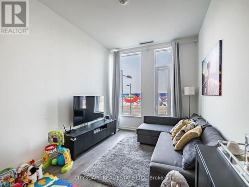 Th06 - 9 Buttermill Avenue W, Vaughan, ON - Indoor Photo Showing Living Room