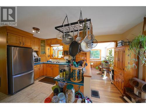 425 Alexander Road, Procter, BC - Indoor Photo Showing Kitchen