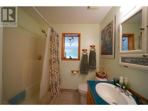 425 Alexander Road, Procter, BC - Indoor Photo Showing Bathroom