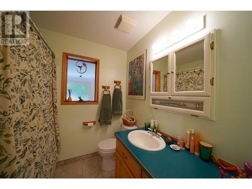 425 Alexander Road, Procter, BC - Indoor Photo Showing Bathroom
