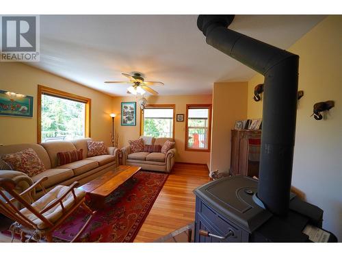 425 Alexander Road, Procter, BC - Indoor Photo Showing Living Room