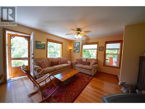 425 Alexander Road, Procter, BC - Indoor Photo Showing Living Room