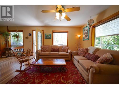425 Alexander Road, Procter, BC - Indoor Photo Showing Living Room