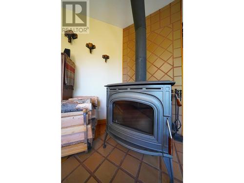 425 Alexander Road, Procter, BC - Indoor Photo Showing Laundry Room