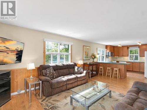 1346 Wahta #2 Road S, Georgian Bay, ON - Indoor Photo Showing Living Room